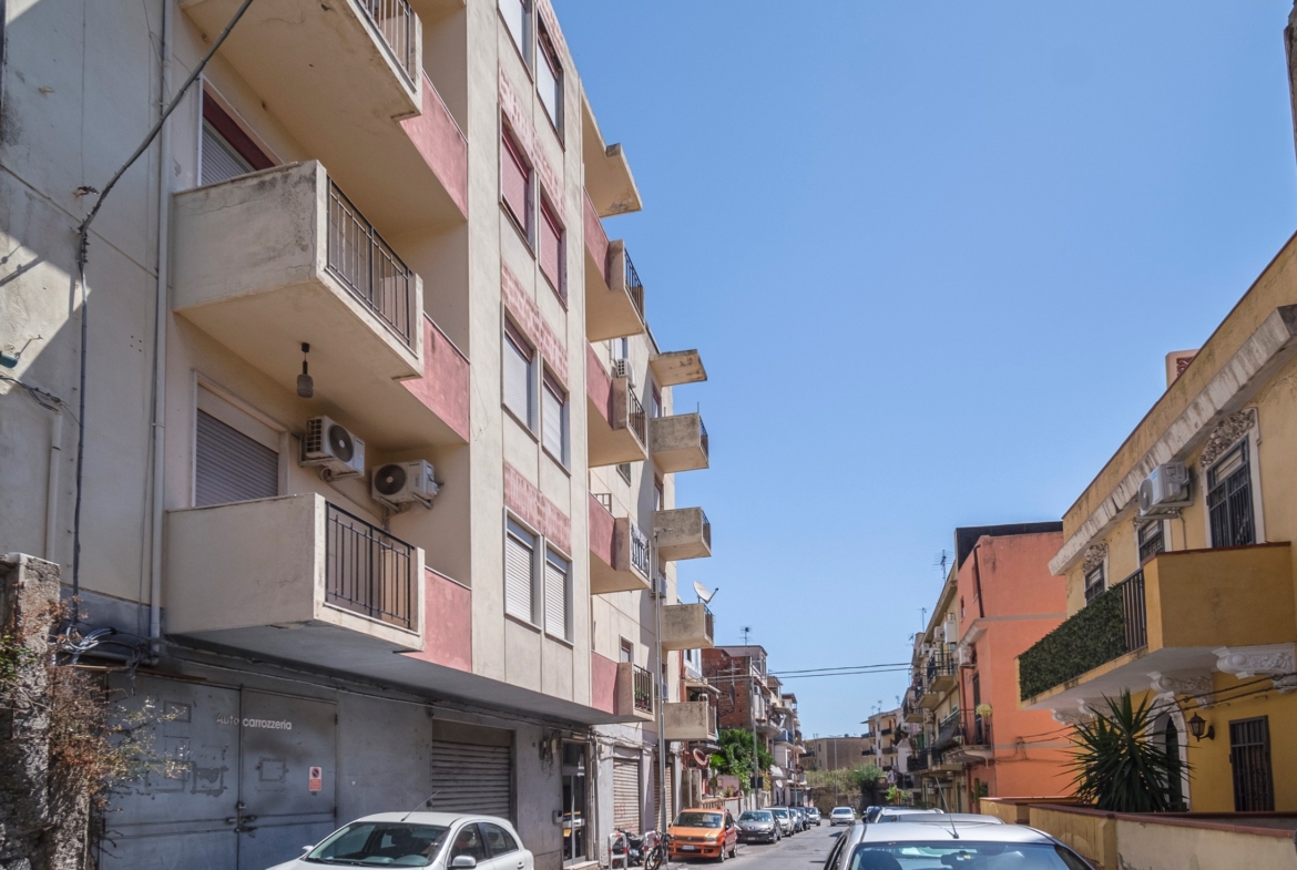 Via Comunale Santo | Luminoso 4 vani con ascensore e balconi