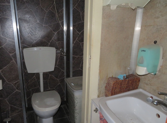 Via La Farina – Locale commerciale 58 mq. con 2 ampie vetrine
