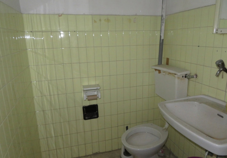Via Maddalena – locale commerciale su due livelli con 2 vetrine