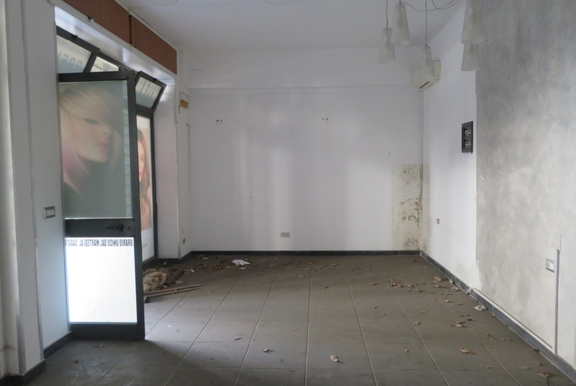 Via La Farina – Locale commerciale 58 mq. con 2 ampie vetrine
