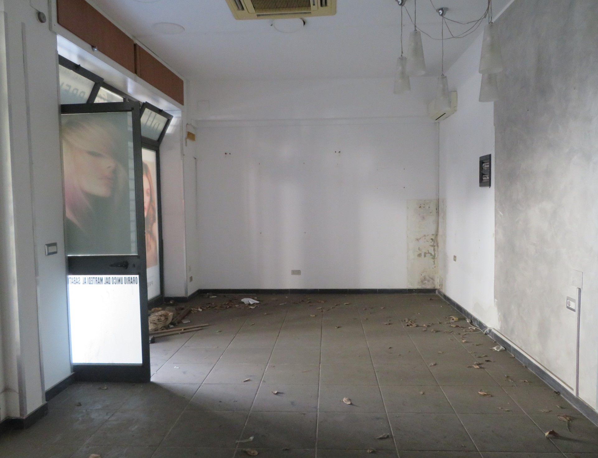 Via La Farina – Locale commerciale 58 mq. con 2 ampie vetrine
