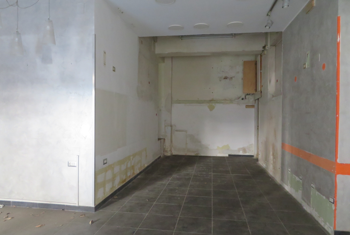 Via La Farina – Locale commerciale 58 mq. con 2 ampie vetrine