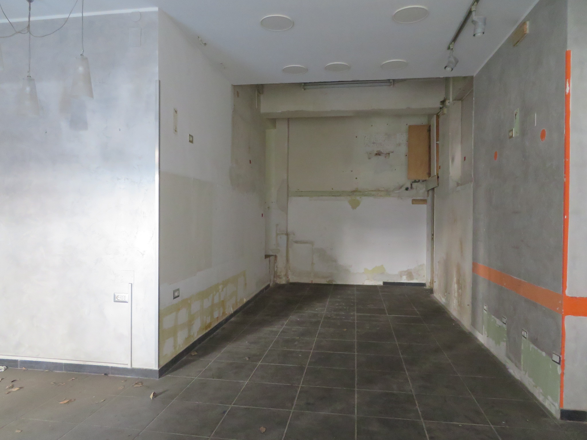Via La Farina – Locale commerciale 58 mq. con 2 ampie vetrine