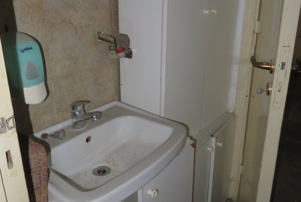 Via La Farina – Locale commerciale 58 mq. con 2 ampie vetrine