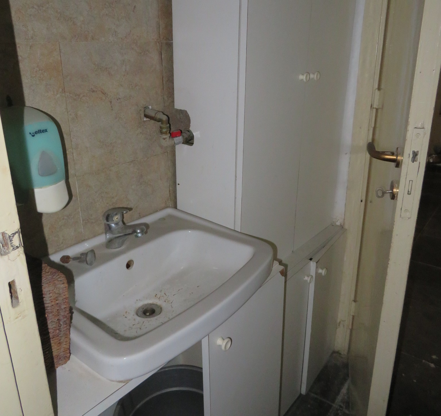 Via La Farina – Locale commerciale 58 mq. con 2 ampie vetrine