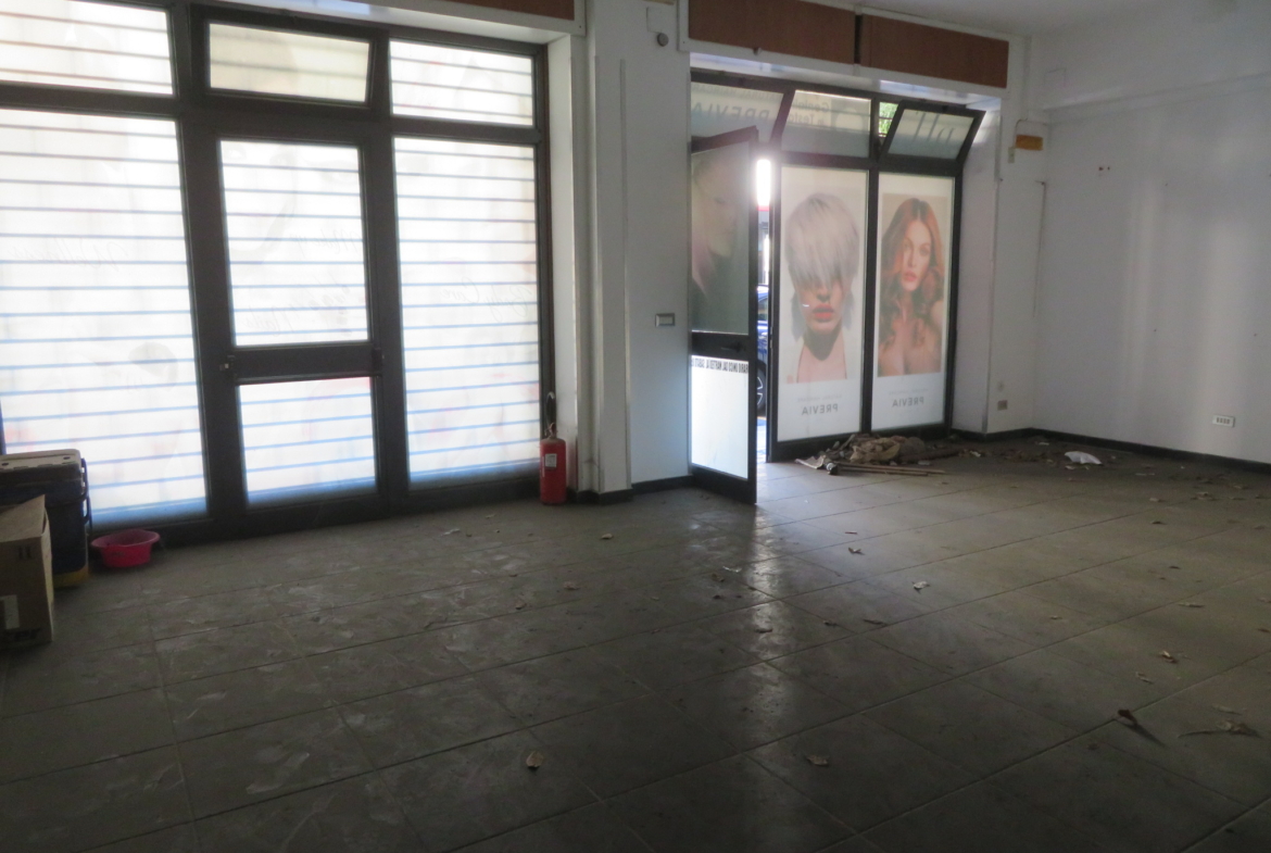 Via La Farina – Locale commerciale 58 mq. con 2 ampie vetrine