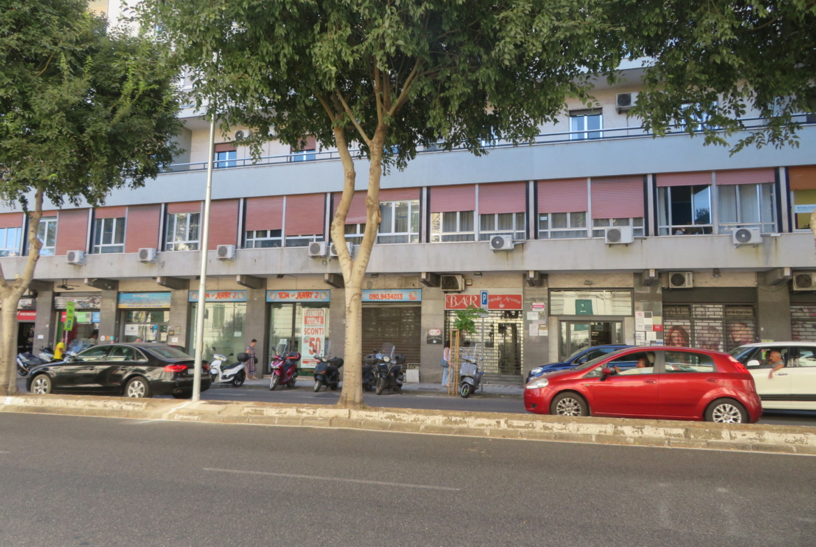 Via La Farina – Locale commerciale 58 mq. con 2 ampie vetrine
