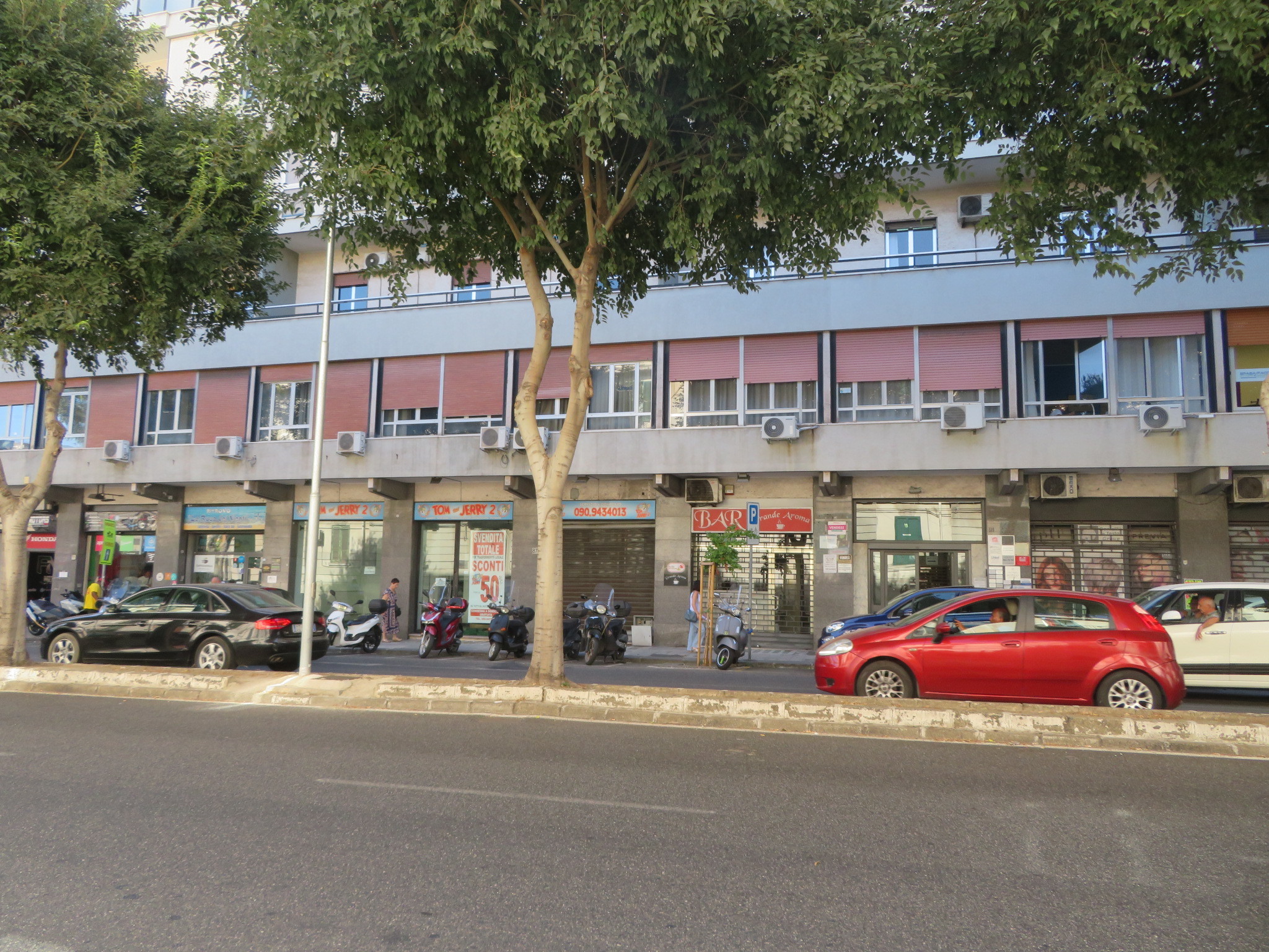 Via La Farina – Locale commerciale 58 mq. con 2 ampie vetrine
