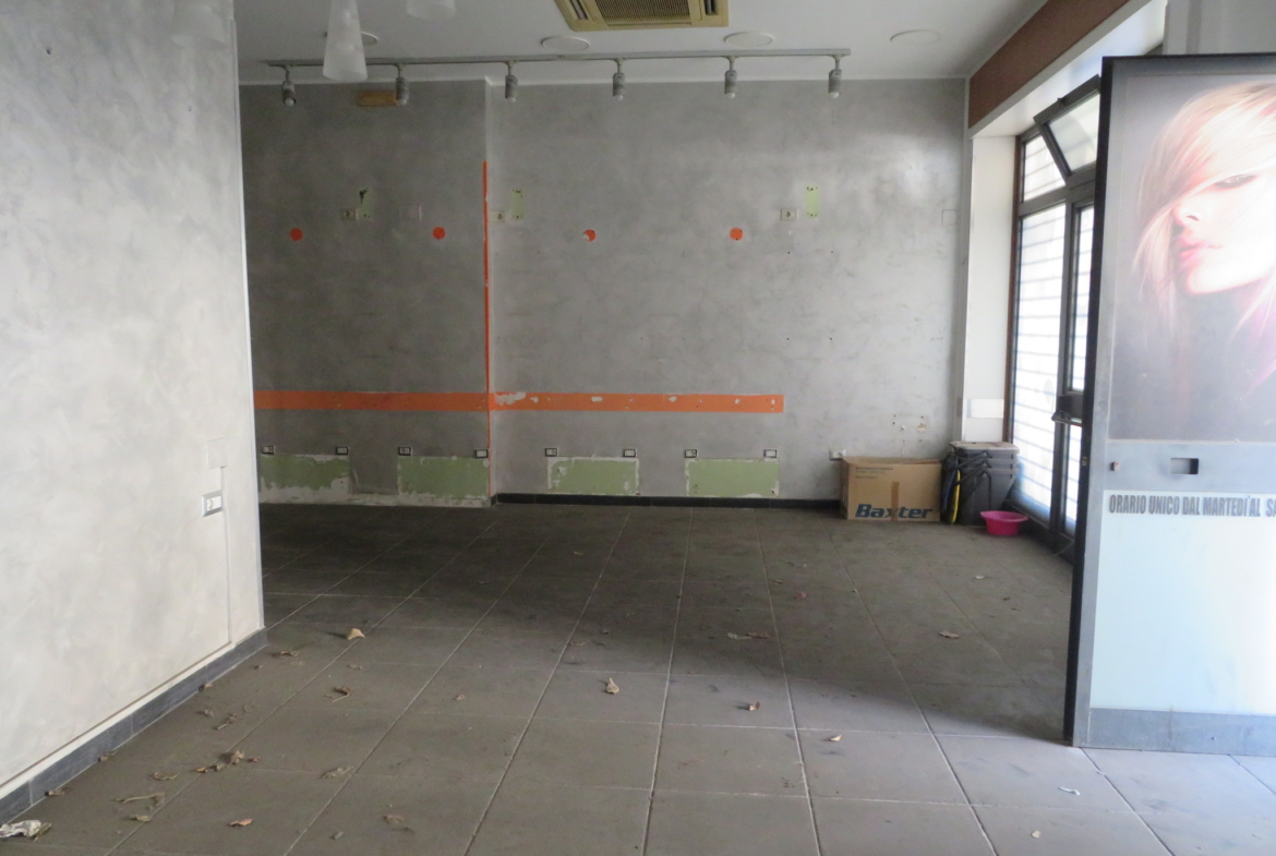 Via La Farina – Locale commerciale 58 mq. con 2 ampie vetrine