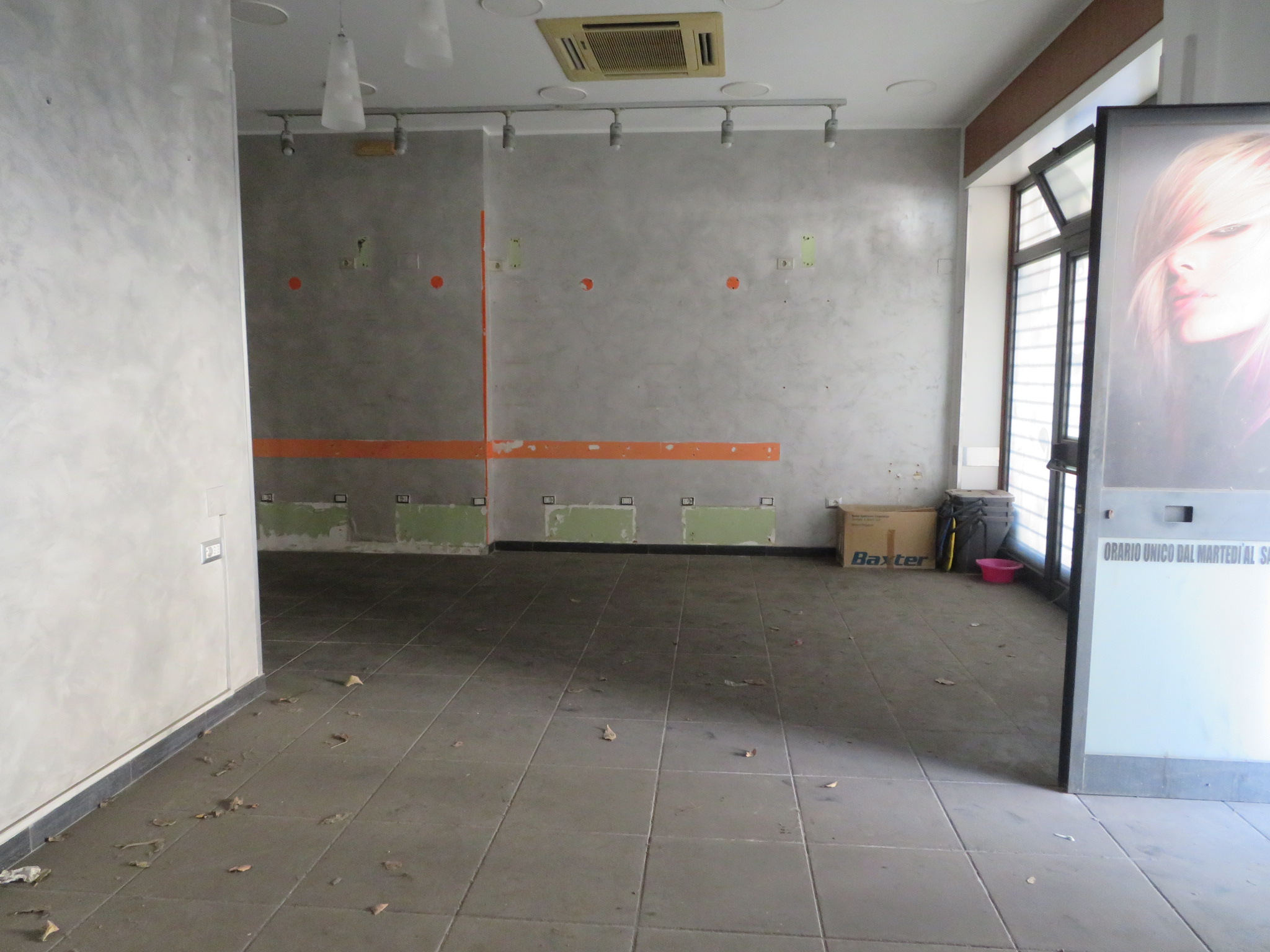 Via La Farina – Locale commerciale 58 mq. con 2 ampie vetrine