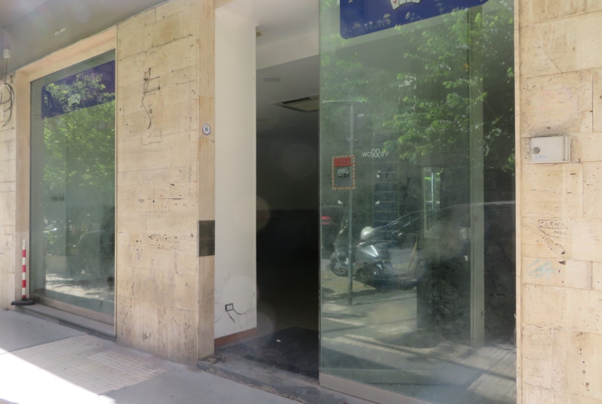 Via Maddalena – locale commerciale su due livelli con 2 vetrine