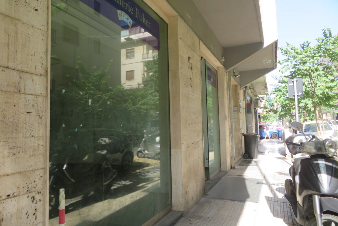Via Maddalena – locale commerciale su due livelli con 2 vetrine