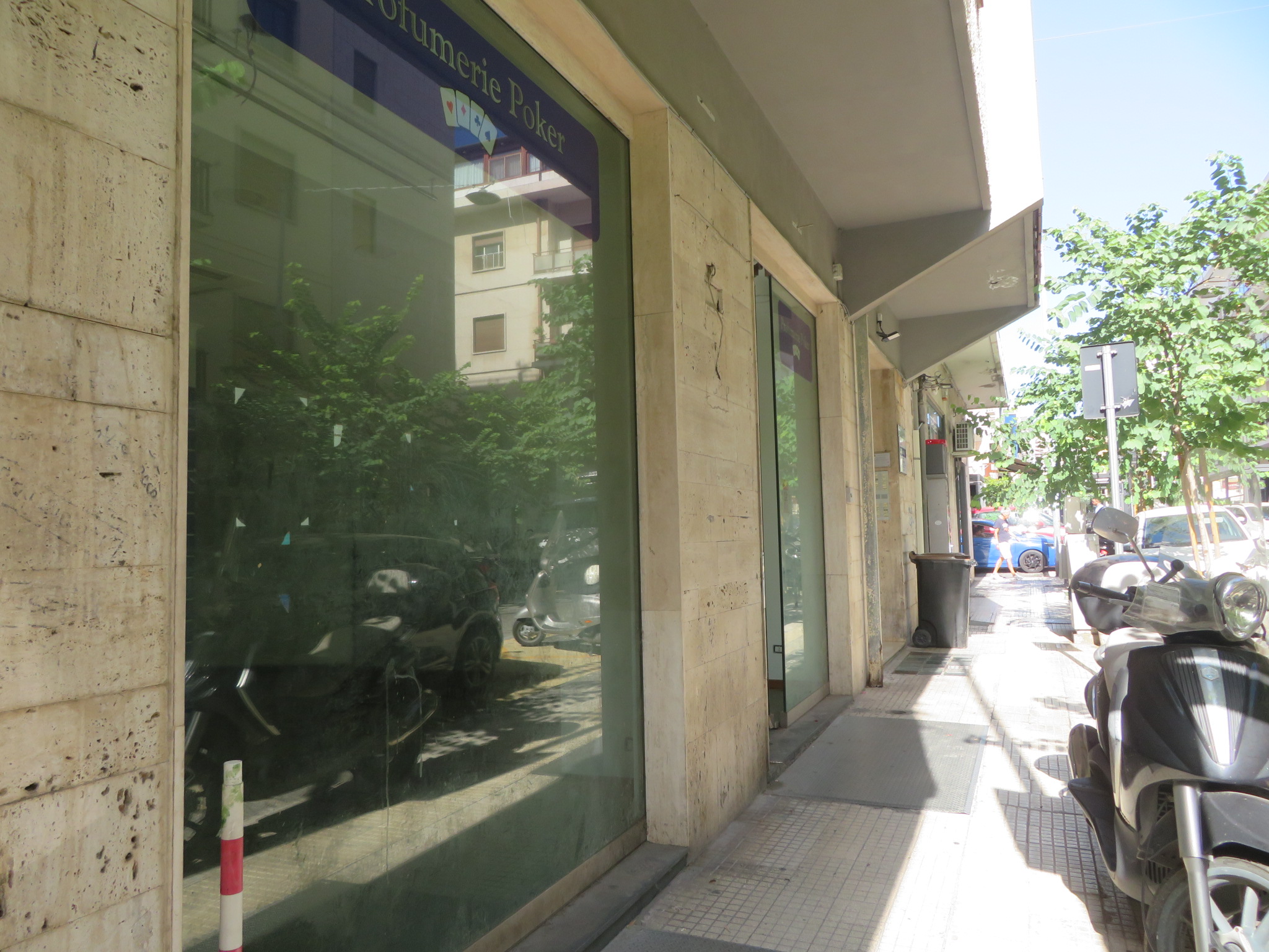 affitto-negozio-via-maddalena-(10) Via Maddalena – locale commerciale su due livelli con 2 vetrine