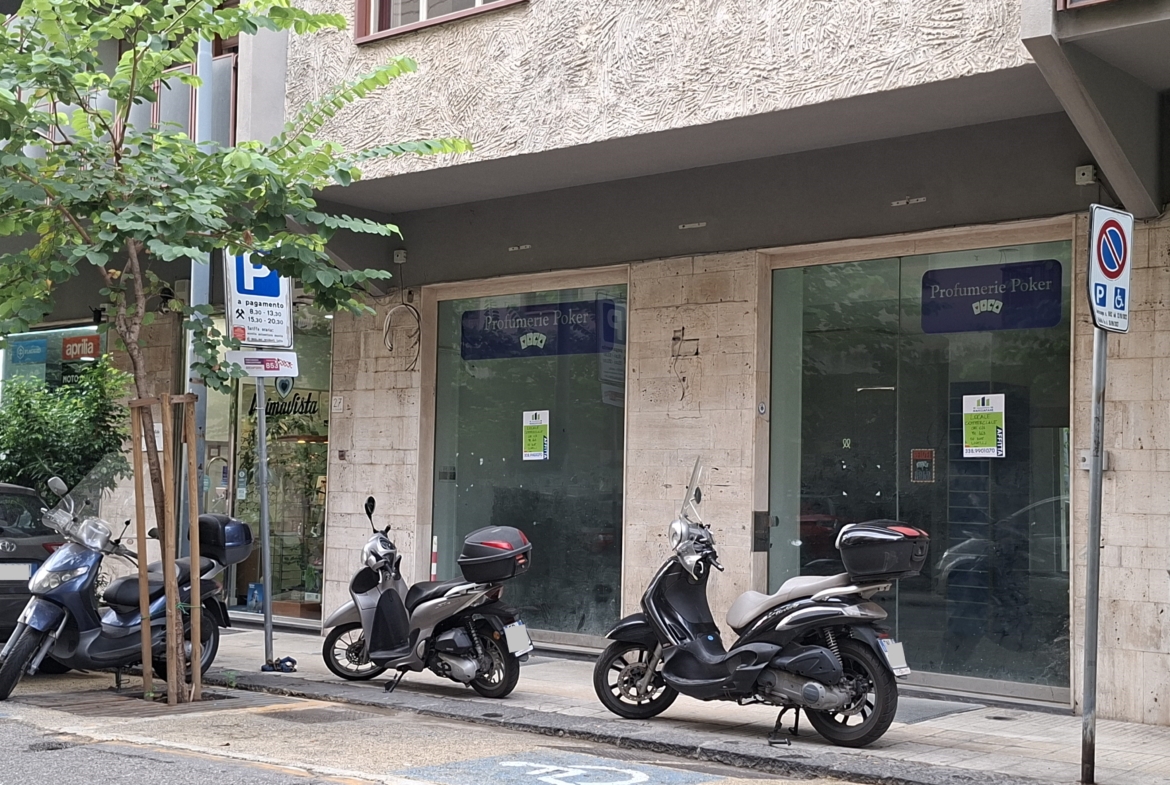 Via Maddalena – locale commerciale su due livelli con 2 vetrine