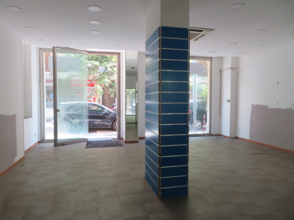 Via Maddalena – locale commerciale su due livelli con 2 vetrine