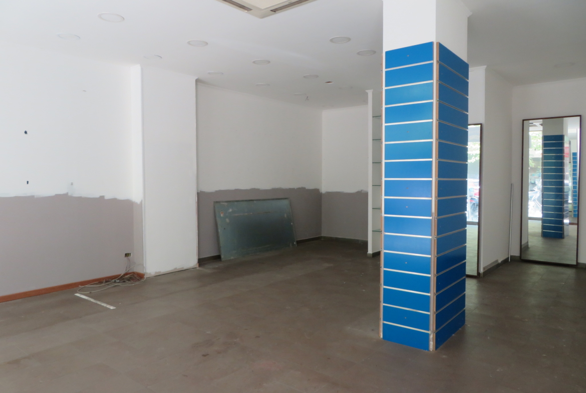 Via Maddalena – locale commerciale su due livelli con 2 vetrine