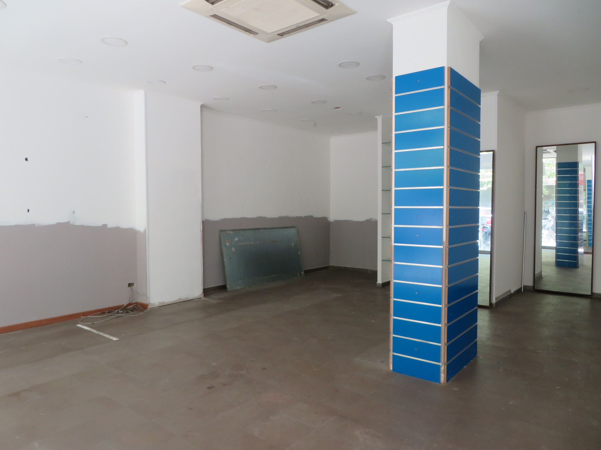 affitto-negozio-via-maddalena-(3) Via Maddalena – locale commerciale su due livelli con 2 vetrine