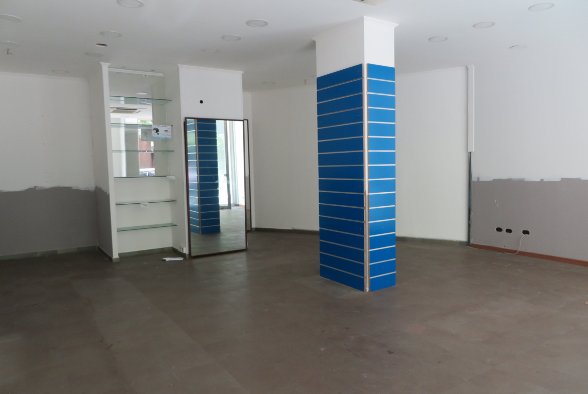 Via Maddalena – locale commerciale su due livelli con 2 vetrine