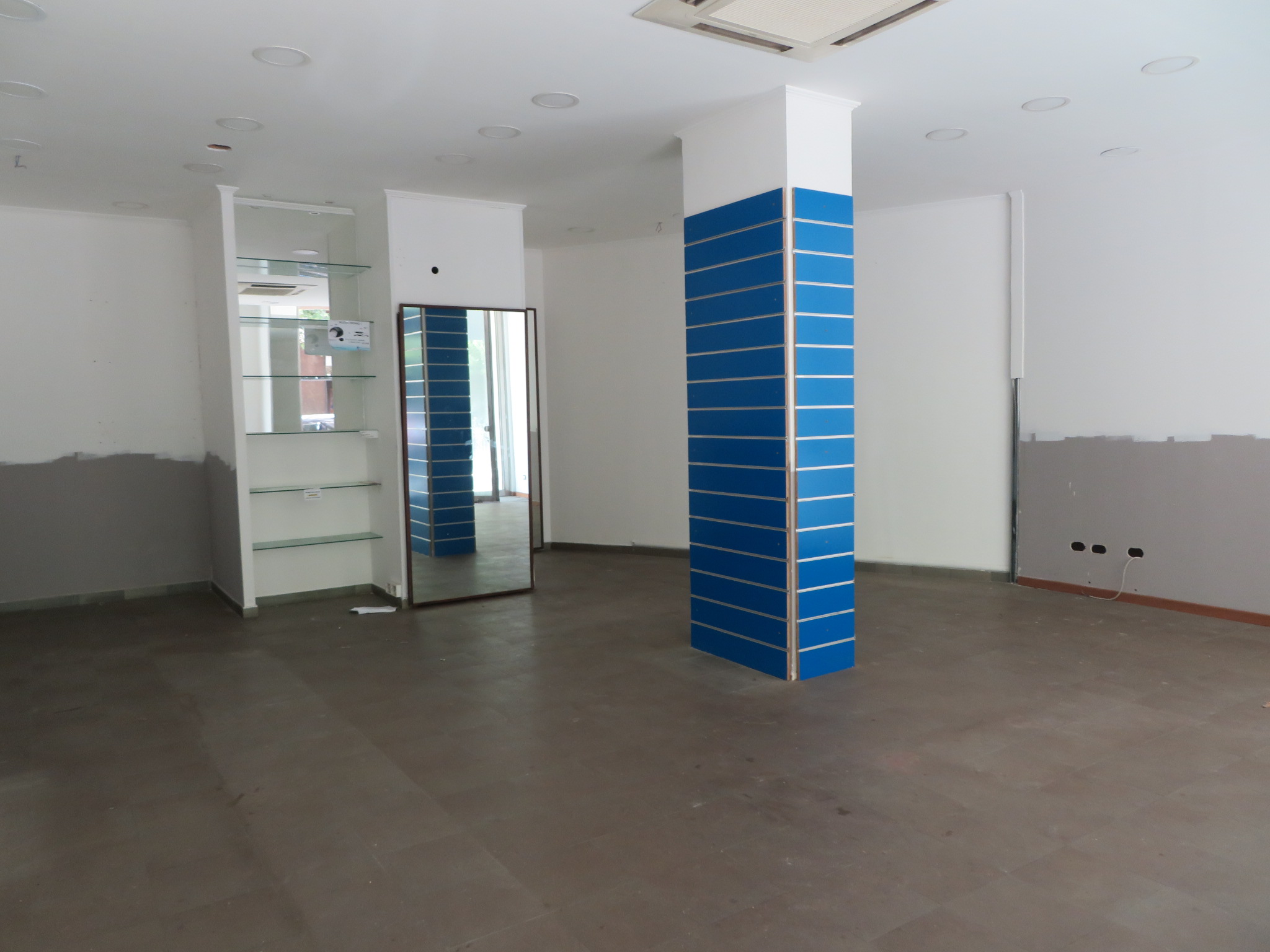 affitto-negozio-via-maddalena-(4) Via Maddalena – locale commerciale su due livelli con 2 vetrine