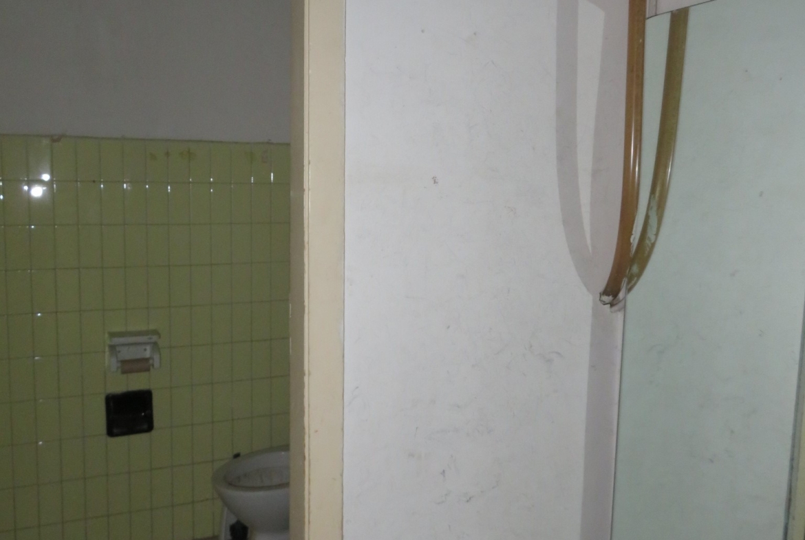 Via Maddalena – locale commerciale su due livelli con 2 vetrine