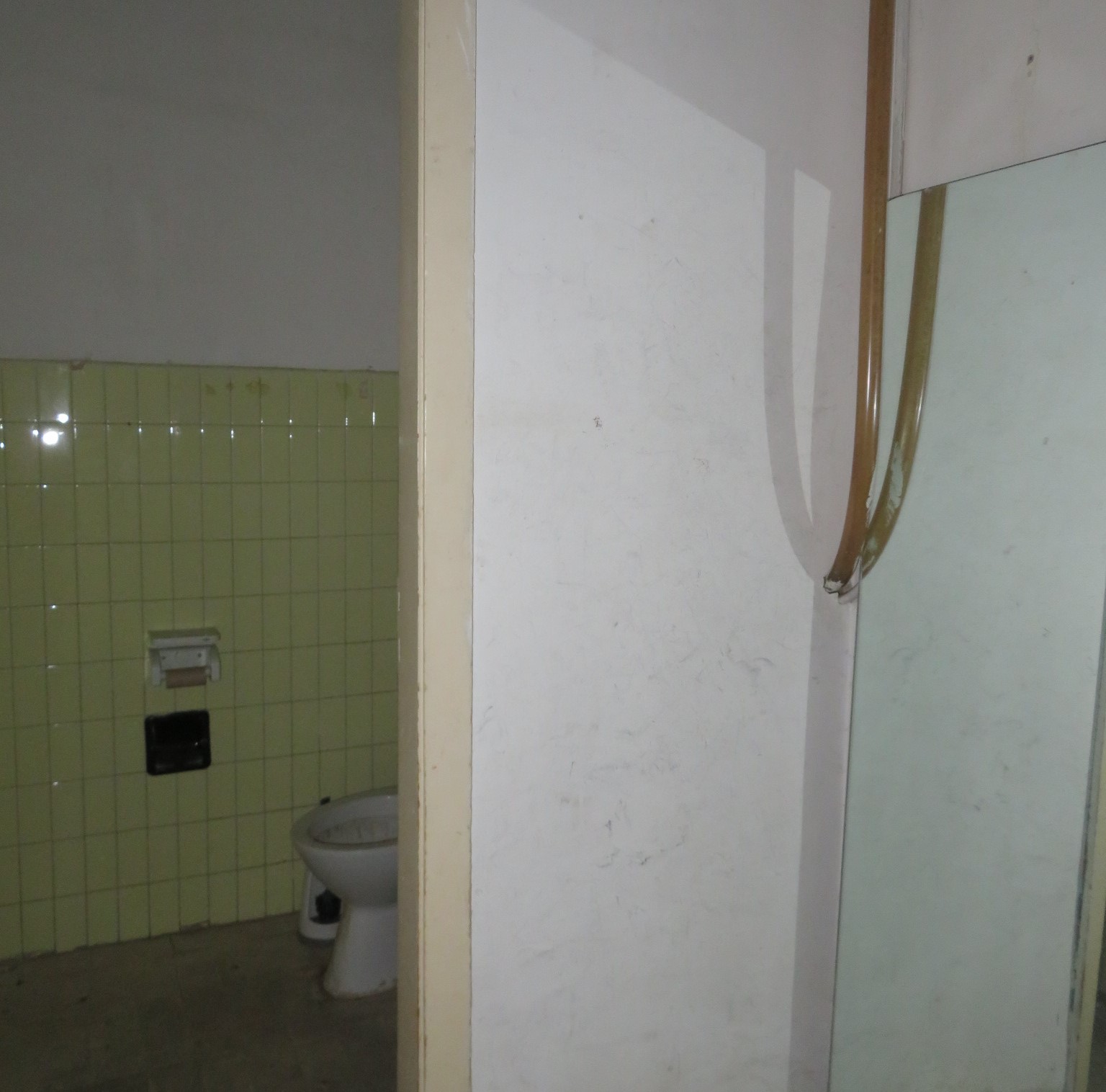 affitto-negozio-via-maddalena-(5) Via Maddalena – locale commerciale su due livelli con 2 vetrine