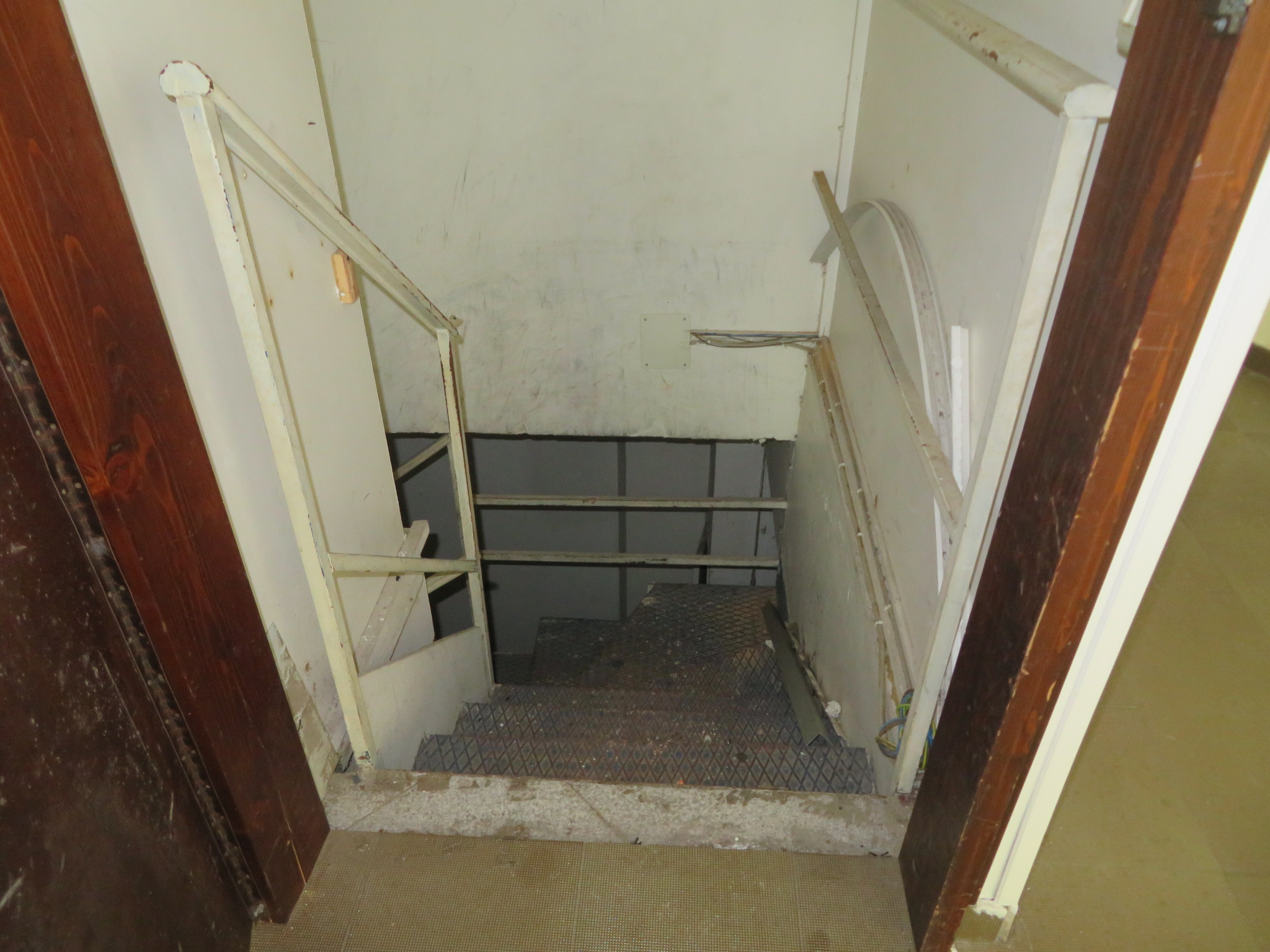 affitto-negozio-via-maddalena-(6) Via Maddalena – locale commerciale su due livelli con 2 vetrine