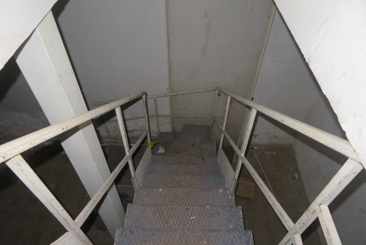 Via Maddalena – locale commerciale su due livelli con 2 vetrine