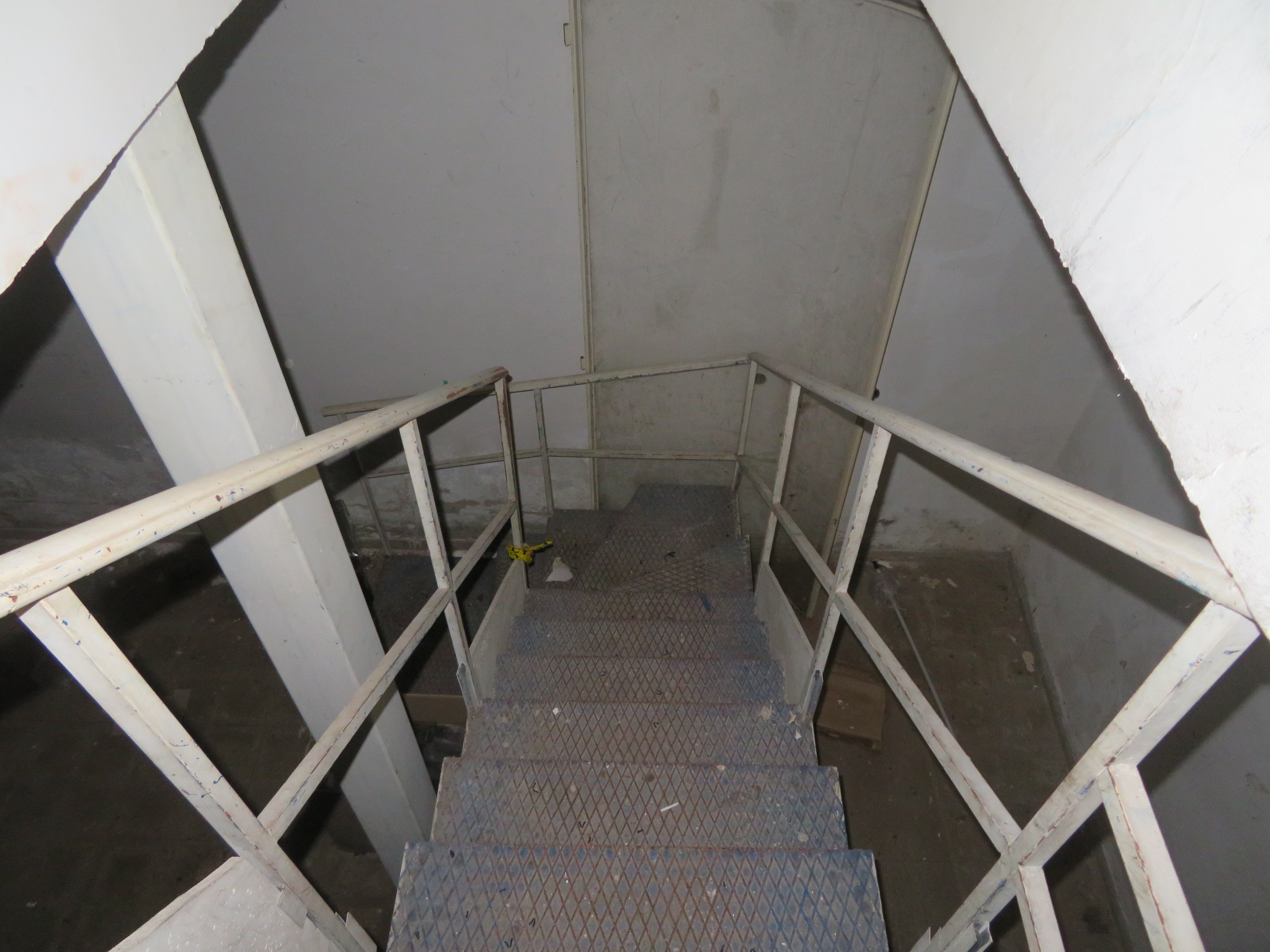 affitto-negozio-via-maddalena-(7) Via Maddalena – locale commerciale su due livelli con 2 vetrine