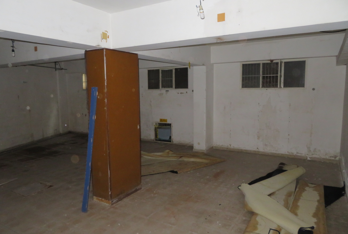 Via Maddalena – locale commerciale su due livelli con 2 vetrine