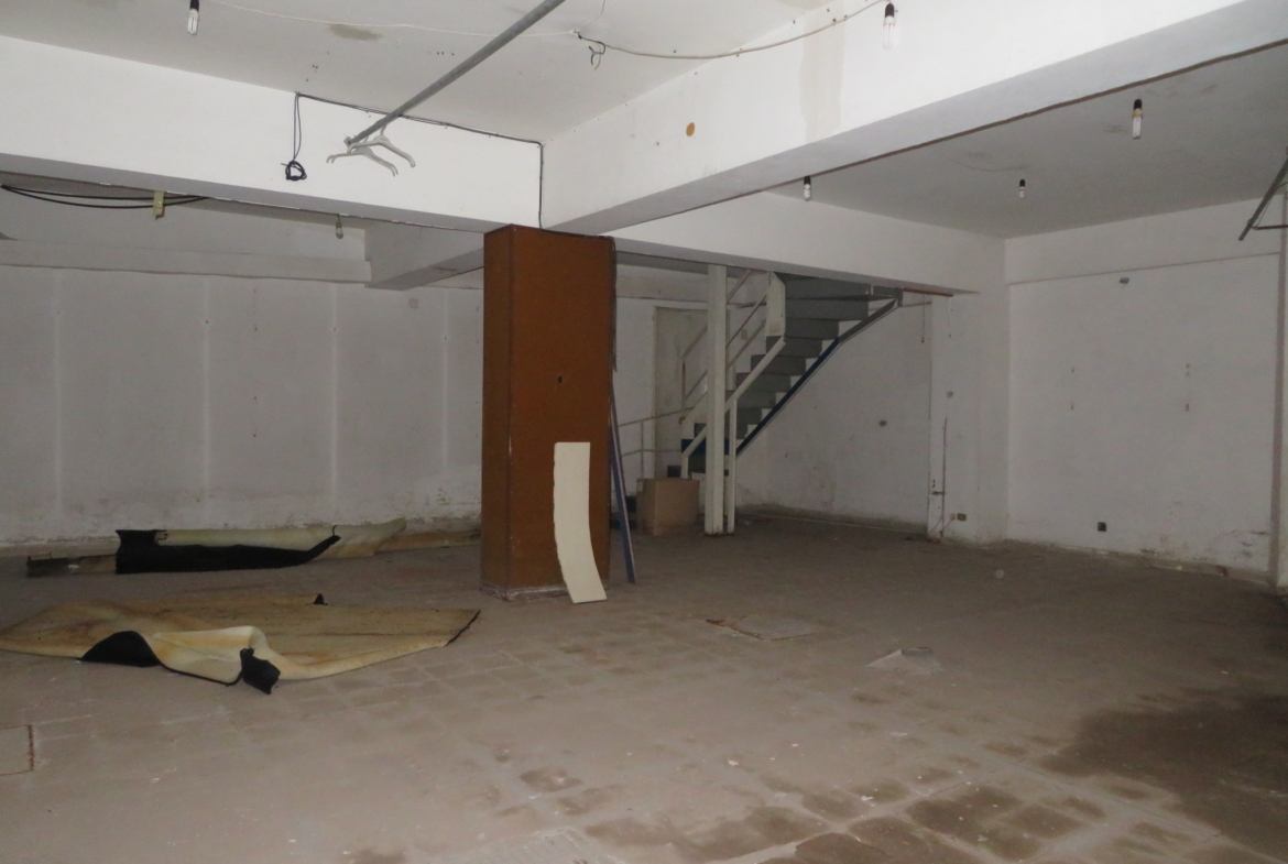 Via Maddalena – locale commerciale su due livelli con 2 vetrine