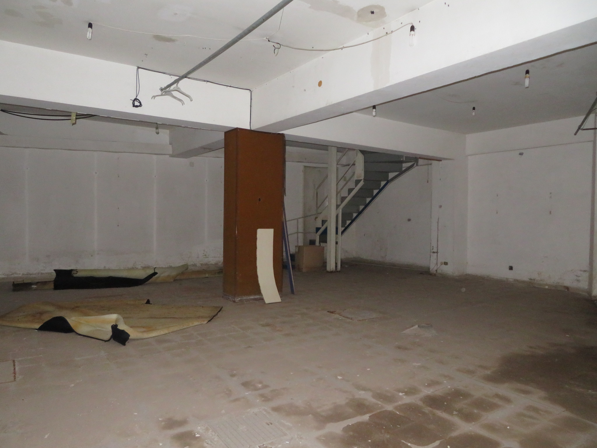affitto-negozio-via-maddalena-(9) Via Maddalena – locale commerciale su due livelli con 2 vetrine